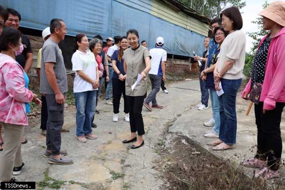 南投縣長許淑華會勘北中寮簽核近七百萬元改善工程。(記者蔡榮宗攝)