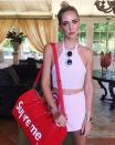 <p>Mode-Bloggerin Chiara Ferragni überzeugt mit einem süßen Urlaubsoutfit, bestehend aus rosa Crop Top und passendem Minirock. Als modischen Reisebegleiter hat sie eine rote Reisetasche von Supreme gewählt. (Bild: Instagram.com/Chiara Ferragni) </p>