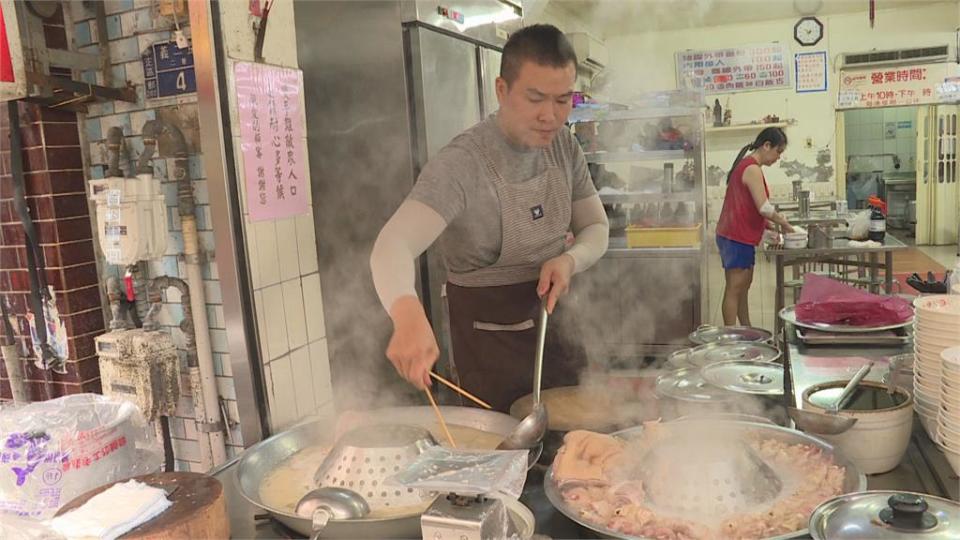 基隆豬腳名店熄燈 老饕趕和卸下招牌合照