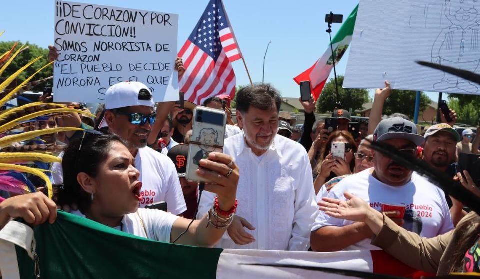 Gerardo Fernández Noroña, diputado federal por el Partido del Trabajo (PT), se reunió con unos 500 simpatizantes en el Parque Calwa el 21 de mayo, 2023. Está organizando una campaña para suceder al actual presidente de México.