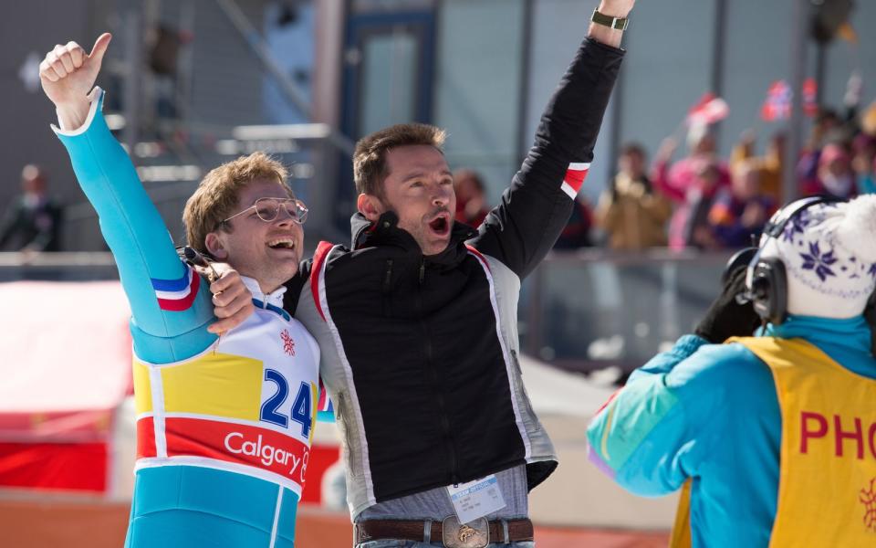 "Eddie the Eagle" bringt die Geschichte des legendären britischen Skisprung-Amateurs Michael Edwards auf die Leinwand. Der flog bei den Spielen von Calgary 1988 in die Herzen der Olympia-Zuschauer. Aus der Feel-Good-Motivationskomödie spricht zwar vor allem das bekannte Mantra: "Du kannst alles schaffen". Witzig und unterhaltsam ist das Stück dennoch. (Bild: 2016 Twentieth Century Fox)