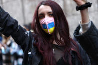 <p>意大利米蘭有反戰示威者在口罩畫上烏克蘭國旗以示同行。(Photo by Vittorio Zunino Celotto/Getty Images)</p> 