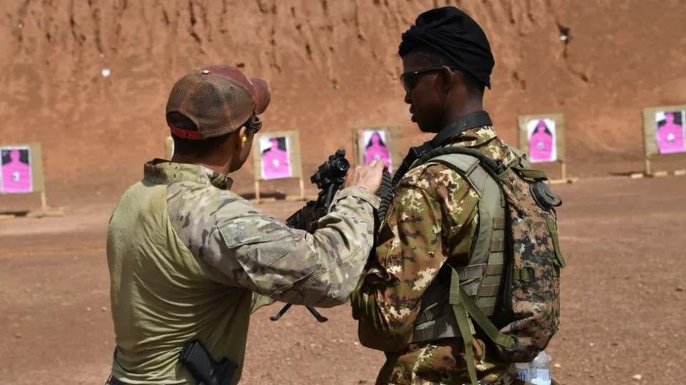 A US Army instructor gestures next to a Malian soldier on April 12, 2018 during an anti-terrorism exercise at the Kamboinse - General Bila Zagre military camp near Ouagadougo in Burkina Faso