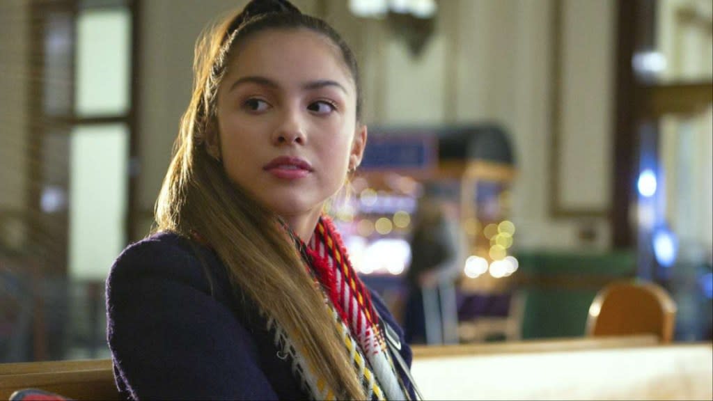 olivia-rodrigo-louis-partridge-dating-relationship-age-difference