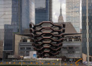 <p>Su estructura recuerda a la de un panal y tiene forma ovalada. En la base hay 15 metros lineales y 45 en la cima de la escultura. (Foto: Brendan McDermid / Reuters). </p>