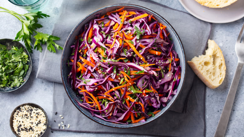 Red cabbage salad