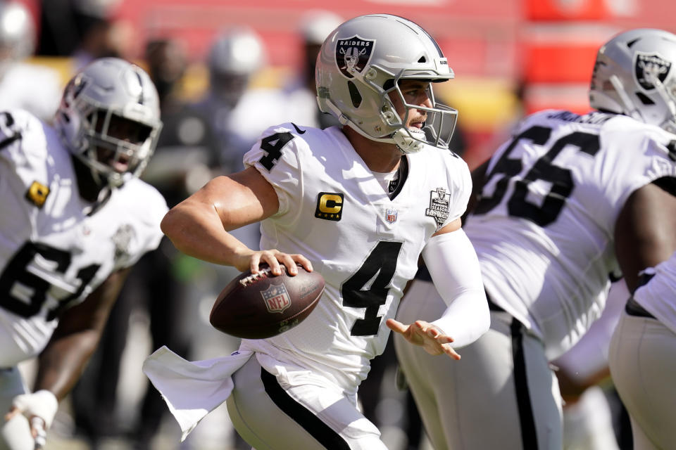 El quarterback de los Raiders de Las Vegas Derek Carr 