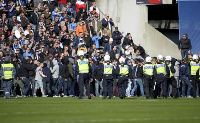 Vil have Lænestol Fremtrædende Swedish game called off after fan killed