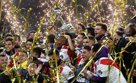 Los jugadores de River Plate celebran con el trofeo después de ganar la final de la Copa Libertadores, Segunda etapa, frente al Boca Juniors en el estadio Santiago Bernabéu, Madrid, España, 9 de diciembre de 2018. REUTERS/Paul Hanna