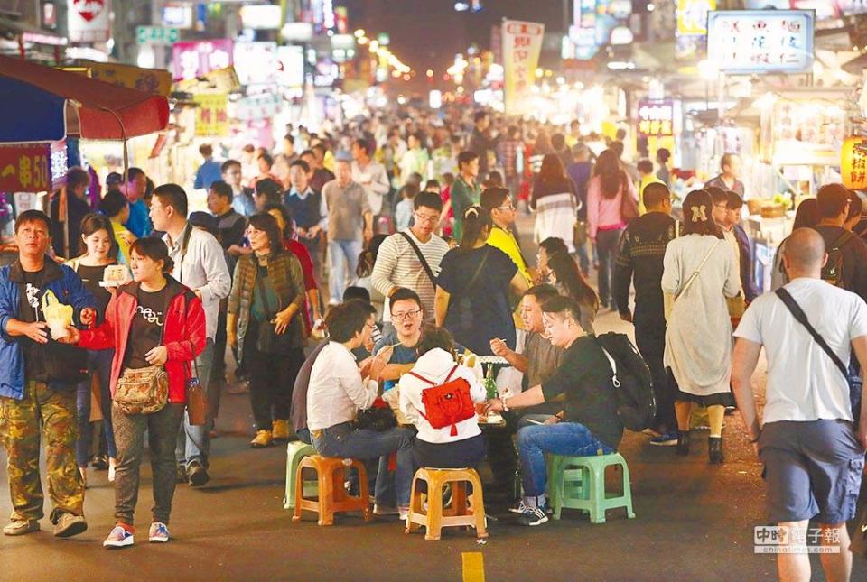 台灣多個夜市因消費糾紛頻傳加上疫情衝擊，生意大不如前。圖為高雄六合夜市。（資料照/王錦河攝）