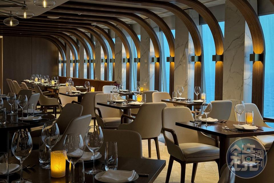 在疫情期間斥資1億美元重新裝修的「挪威郵輪奮進號（Norwegian Spirit）」，是許多郵輪迷心中的中型精品郵輪，船上的付費主題餐廳氣氛優雅迷人。
