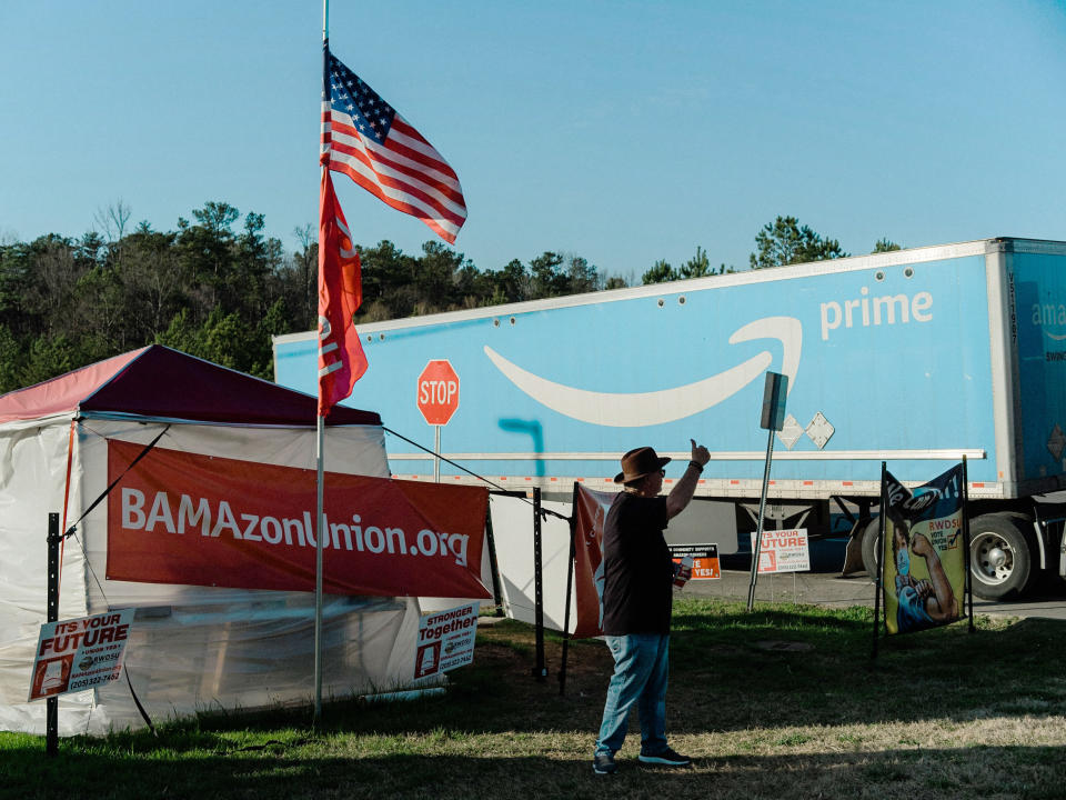 Randy Hadley, president of the RWDSU's Mid-South Council, mobilizes support for the Amazon union drive at a tent near the fulfillment center. (Photo: Bob Miller for HuffPost)