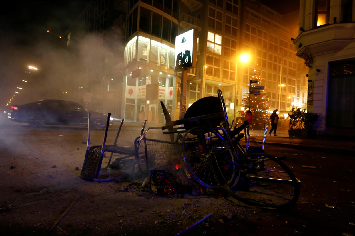 Szenen wie aus einem Aufstand: Der Berliner Checkpoint Charlie Silvester 2022 (Bild: REUTERS/Michele Tantussi)