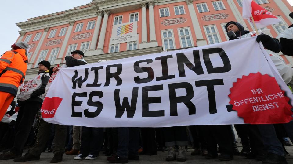 Vor dem Rathaus in Rostock haben sich Beschäftigte im öffentlichen Dienst zu einem Warnstreik versammelt. Foto: Bernd Wüstneck