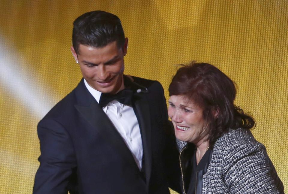 Cristiano Ronaldo celebra con su madre el Balón de Oro. REUTERS/Arnd Wiegmann 