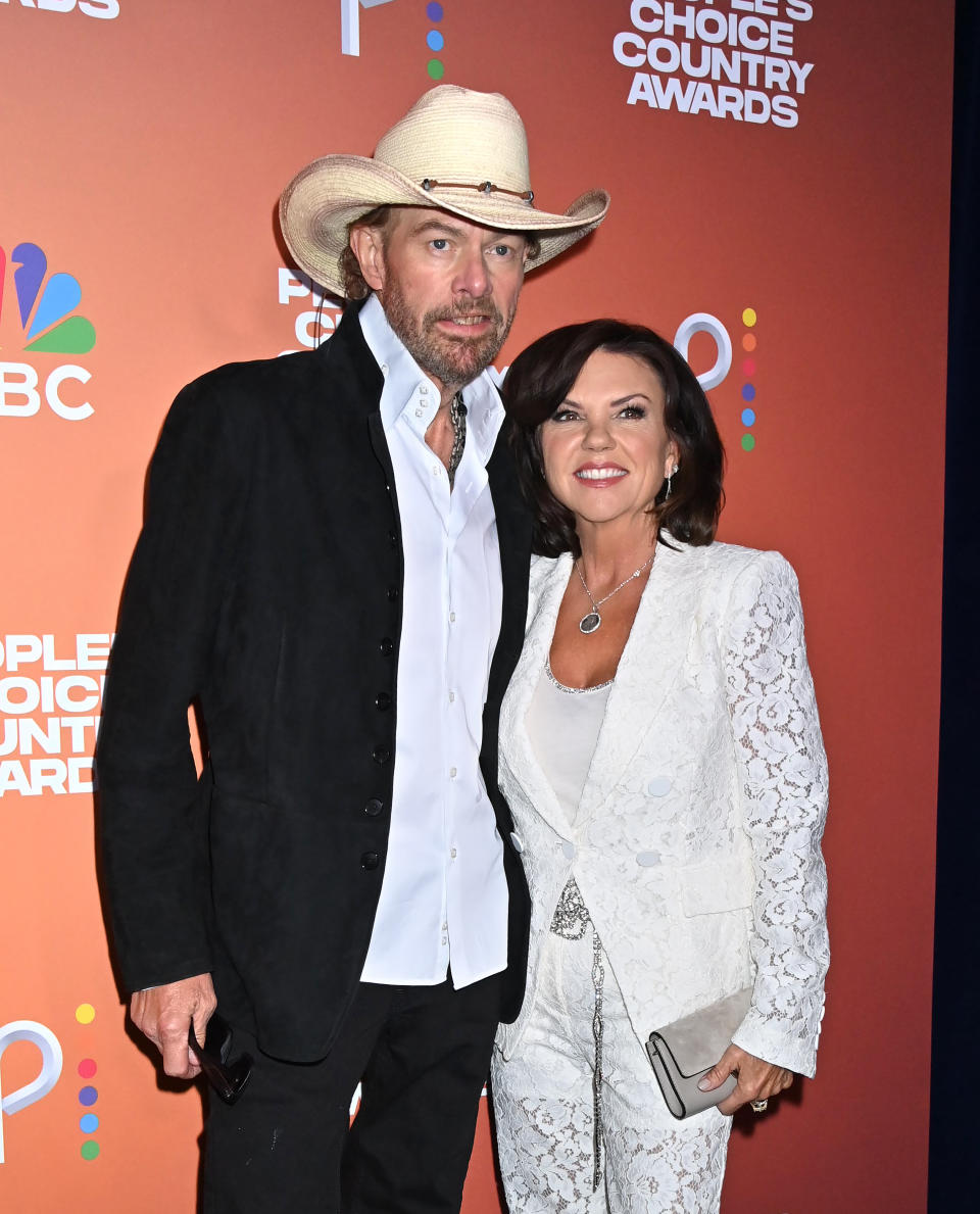 Toby Keith and his wife, Trisha Lucas at the 2023 People's Choice Country Awards. (Image via Getty Images)