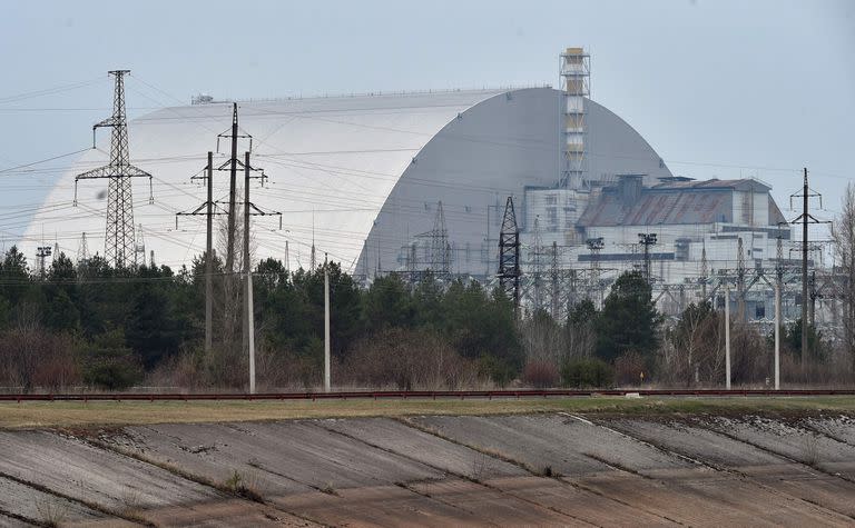 Imagen de archivo tomada el 13 de abril de 2021 muestra la cúpula protectora gigante construida sobre el sarcófago que cubre el cuarto reactor destruido de la planta de energía nuclear de Chernobyl antes del próximo 35 aniversario del desastre nuclear de Chernobyl