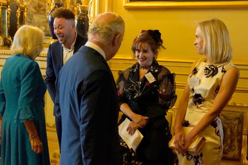 Los reyes Carlos y Camilla con Helena Boham Carter