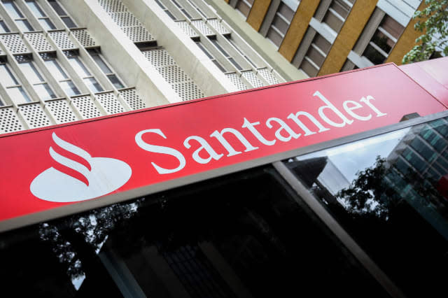 BRA15. SAO PAULO (BRASIL), 26/01/2017.- Fachada una sucursal del banco Santander hoy, jueves 26 de enero de 2017, en la avenida Paulista, region centrica de Sao Paulo (Brasil). El presidente de la filial brasileï¿½a del Banco Santander, Sergio Rial, asegurï¿½ hoy que la entidad cerrï¿½ un "gran aï¿½o" en 2016, con un beneficio de 7.339 millones de reales (unos 2.322 millones de dï¿½lares), a pesar de la crisis econï¿½mica que vive el paï¿½s, e intuye "que lo mejor estï¿½ por llegar". EFE/ FERNANDO BIZERRA JR