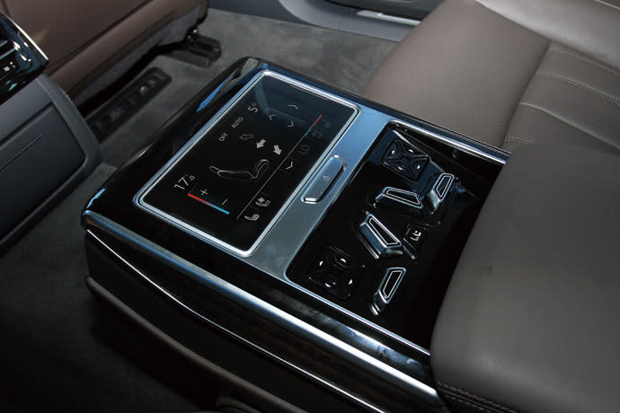 5.7吋可拆卸OLED觸控後座控制平板，可調整全車功能。版權所有/汽車視界