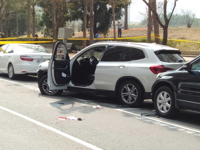 槍擊案發生在前總統陳水扁住宅大樓前，主嫌在自己駕駛的BMW座車上遭警方擊斃。（圖／讀者提供）