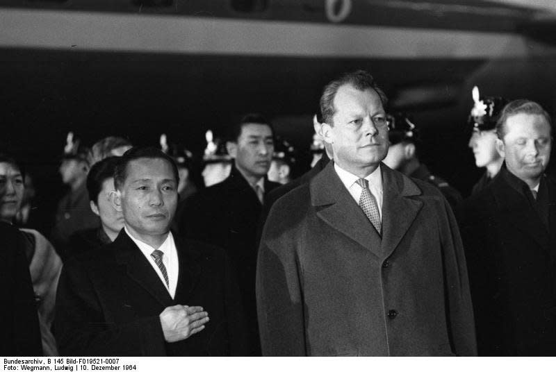 1964年朴正熙造訪西德，與當時西德總理威利·布蘭特合照。（wikipedia/public domain）