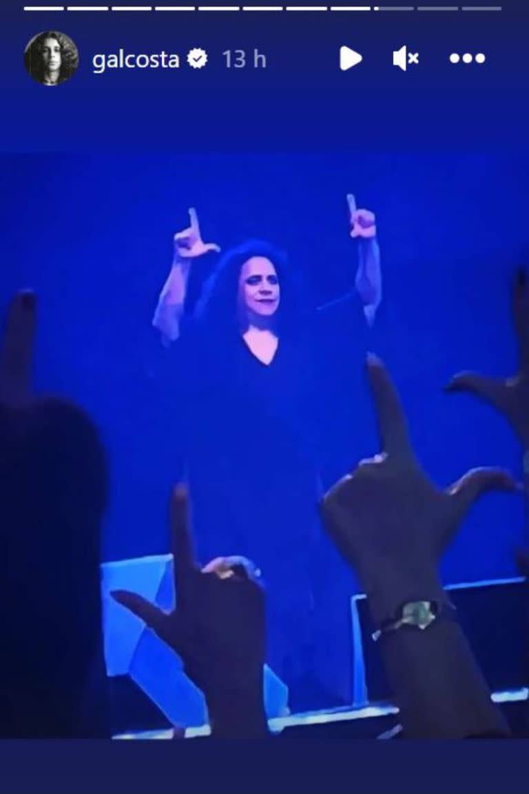 Este martes, en las historias de Instagram de Gal Costa, se publicó esta imagen de la cantante que hace la L de Lula en un recital; también subió allí el video en el que hace el mismo gesto con sus dedos que había posteado el día de la segunda vuelta electoral