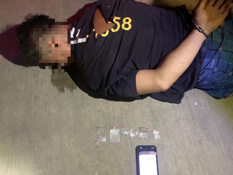 ▲李男形跡可疑身上藏毒品，拒捕並衝上機車欲衝撞員警，警方隨即鳴槍喝斥、並壓制李男，之後經調查發現李男為通緝犯。（圖／翻攝畫面）  