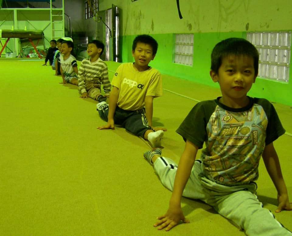 李智凱（右1）小時候曾拍《翻滾吧男孩》。（圖／翻攝自林育賢臉書）