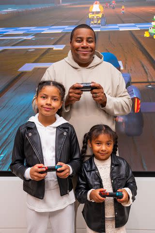 <p>Nintendo of America</p> Kenan Thompson with his daughters Georgia and Gianna at Nintendo New York.