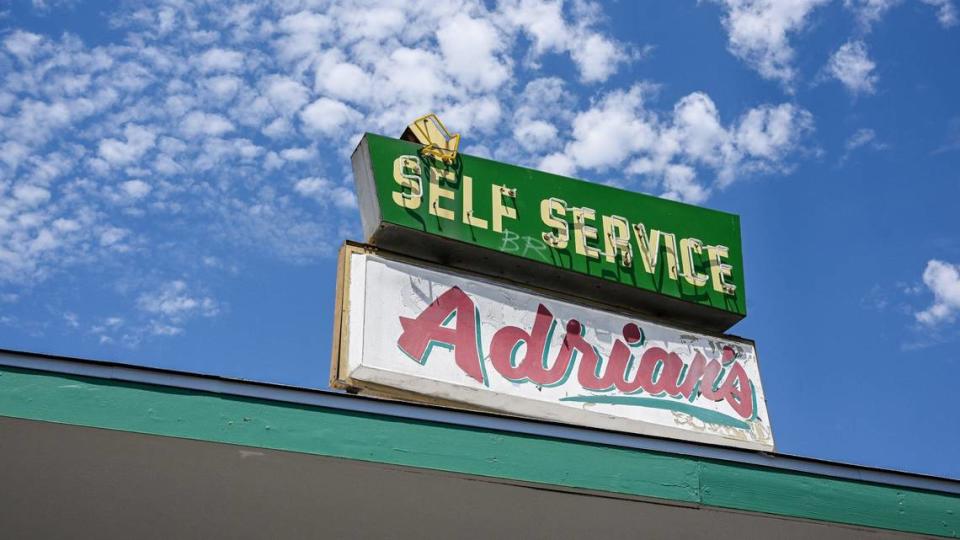 La comida mexicana de Adrian’s en Belmont, cerca de First Street, en Fresno, ha sido una de las favoritas de los lugareños durante décadas.