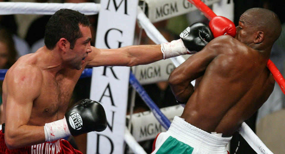 De la Hoya enfrentando a Mayweather en 2007 por el título mundial de peso mediano junior. (GABRIEL BOUYS/AFP via Getty Images)