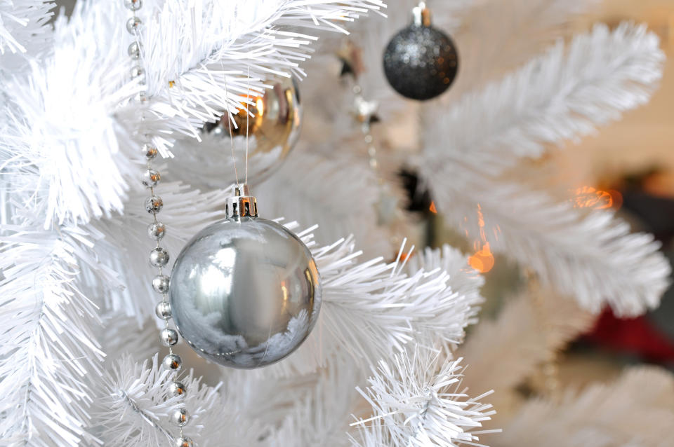 Der Nabu rät dringend von Weihnachtsbäumen aus Kunststoff ab. (Bild: Getty Images)