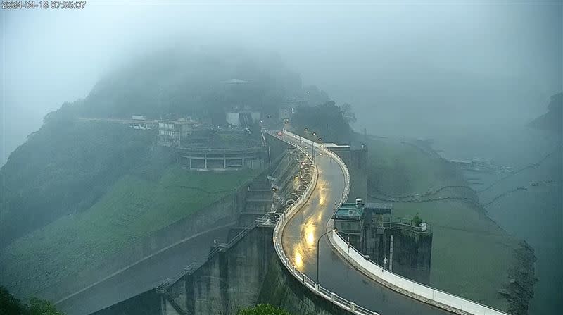 石門水庫今（18日）上午近8時開始降雨。（圖／翻攝自桃園智慧旅遊雲 Taoyuan Travel YT）