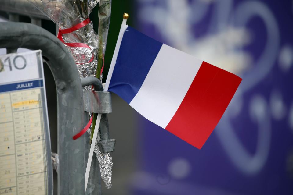 A French flag is seen near the Bataclan concert hall, one of the sites of deadly attacks in Paris, France November 26, 2015. The French President called on all French citizens to hang the tricolour national flag from their windows on Friday to pay tribute to the victims of the Paris attacks. (REUTERS/Charles Platiau)