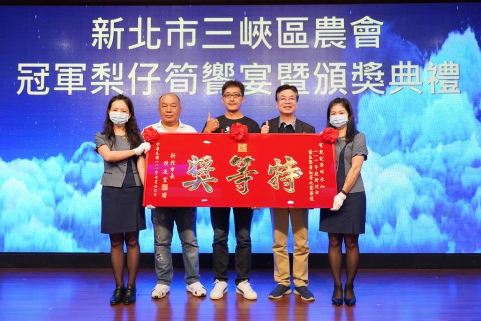 《圖說》新北市副市長劉和然〈右二〉頒發蜜香紅茶特等獎予戴文祥。〈農業局提供〉