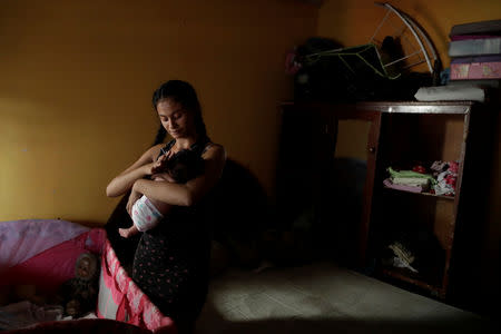 Reina Peley de 20 años fotografiada junto a su hija en su casa de Maracaibo, Venezuela. 12 de abril de 2019. REUTERS/Ueslei Marcelino.