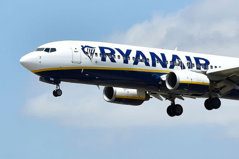 En esta foto de archivo tomada el 1 de julio de 2022 un avión Boeing 737-8AS de Ryanair aterriza en el aeropuerto de El Prat en Barcelona.