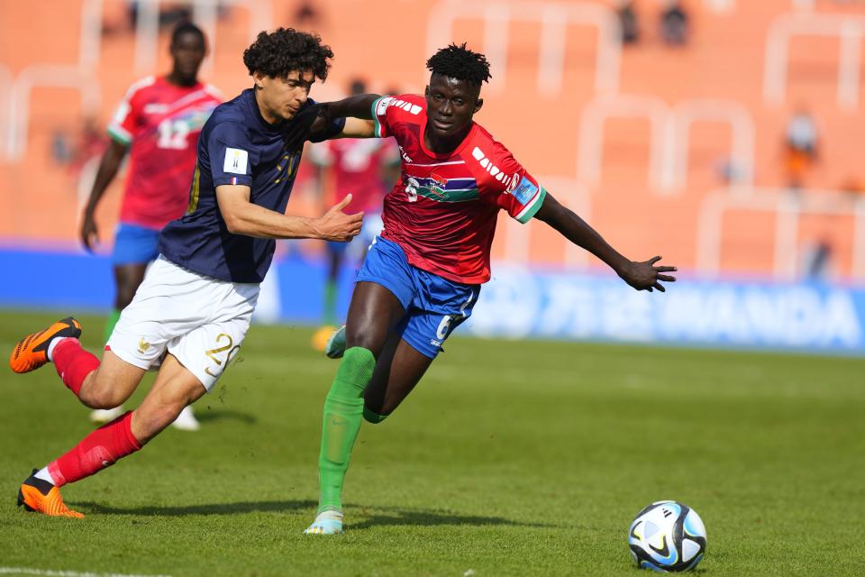 Martin Adeline de Francia, a la izquierda, y Mahmudu Bajo de Gambia disputan la pelota durante un partido del Grupo F del Mundial Sub20 en el estadio Malvinas Argentinas de Mendoza, Argentina, jueves 25 de mayo, 2023. (AP Foto/Natacha Pisarenko)