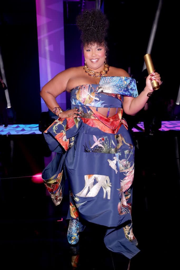 santa monica, california   december 06 2022 peoples choice awards    pictured honoree lizzo, recipient of the song of 2022 award for ‘about damn time’, poses on stage during the 2022 peoples choice awards held at the barker hangar on december 6, 2022 in santa monica, california     photo by chris polke entertainmentnbc via getty images