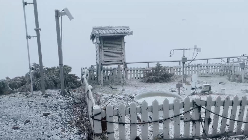 玉山23日降下今年初雪，位在玉山北峰的玉山氣象站有如鋪上白色地毯，變成銀色世界。（圖／玉山國家公園提供）