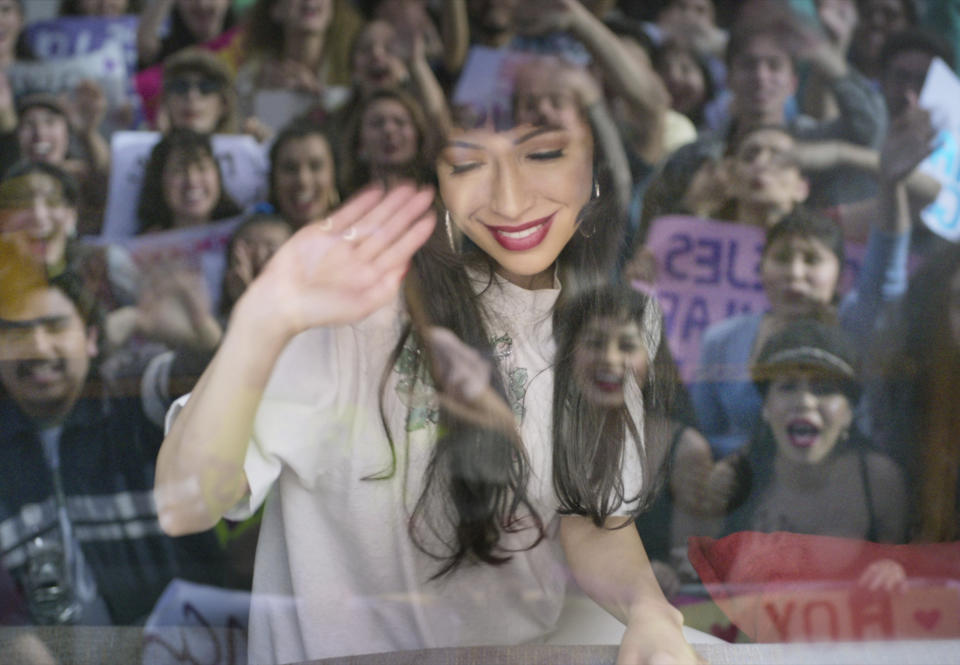 Christian Serratos como Selena Quintanilla en una escena de "Selena: The Series", que se estrena el 4 de diciembre en Netflix. (Netflix via AP)