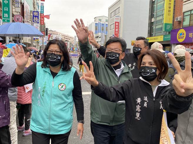 民進黨市長候選人李俊俋在國際管樂節向民眾揮手致意。（廖素慧攝）