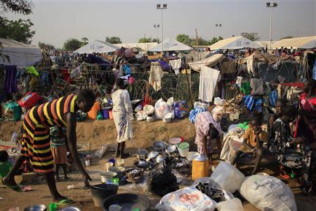 Displaced people prepare their meals at Tomping camp in Juba, where some 15,000 displaced people who fled their homes are sheltered by the United Nations, January 7, 2014. REUTERS/James Akena