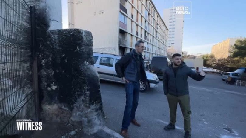 Euronews reporter Hans and local resident Mohamed in Les Marronniers