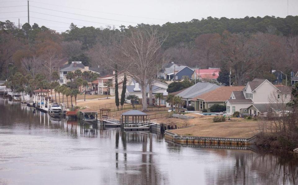 Homes along Waterside Drive near Myrtle Beach front the Intracoastal Waterway. A proposal for a new Grand Strand Humane Society site near the neighborhood concerns many members of the community. Jan. 24, 2024. JASON LEE/jlee@thesunnews.com