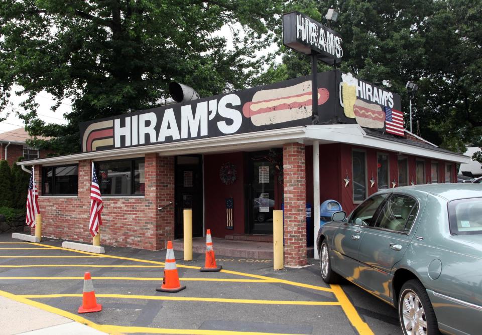 83226 Bergen; Fort Lee 6/28/2011 HOT DOG: Hiram's in Fort Lee has been serving weiners for generations. LESLIE BARBARO / STAFF PHOTOGRAPHER