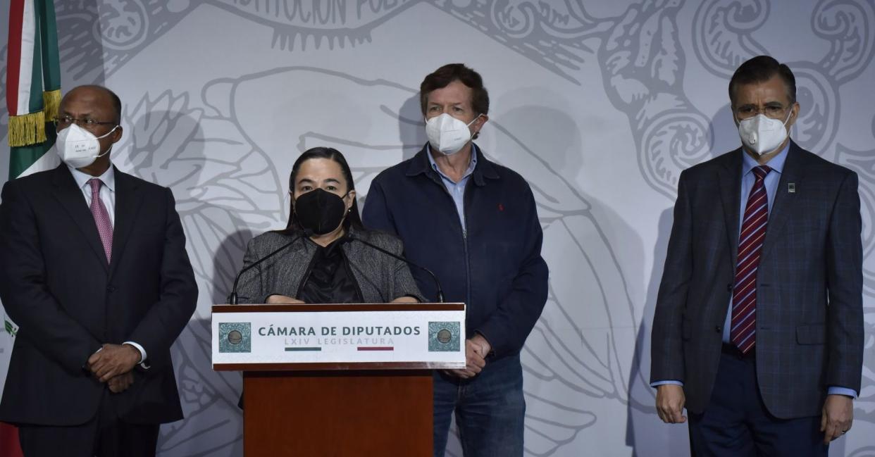 Los coordinadores parlamentarios: René Juárez Cisneros (PRI); Verónica Juárez Piña (PRD); Tonatiuh Bravo (MC) y Juan Carlos Romero Hicks (PAN), ofrecieron conferencia de prensa para dar el anuncio de que sus partidos votarán en contra de la desaparición de los 109 fideicomisos.