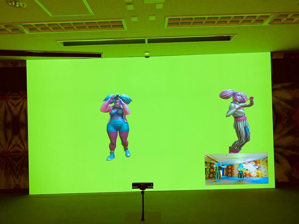 《西瓜姐妹》3D互動裝置透過於現場設置視訊鏡頭，捕捉觀眾的肢體動態和數位虛擬人偶進行互動 (文化部提供)
