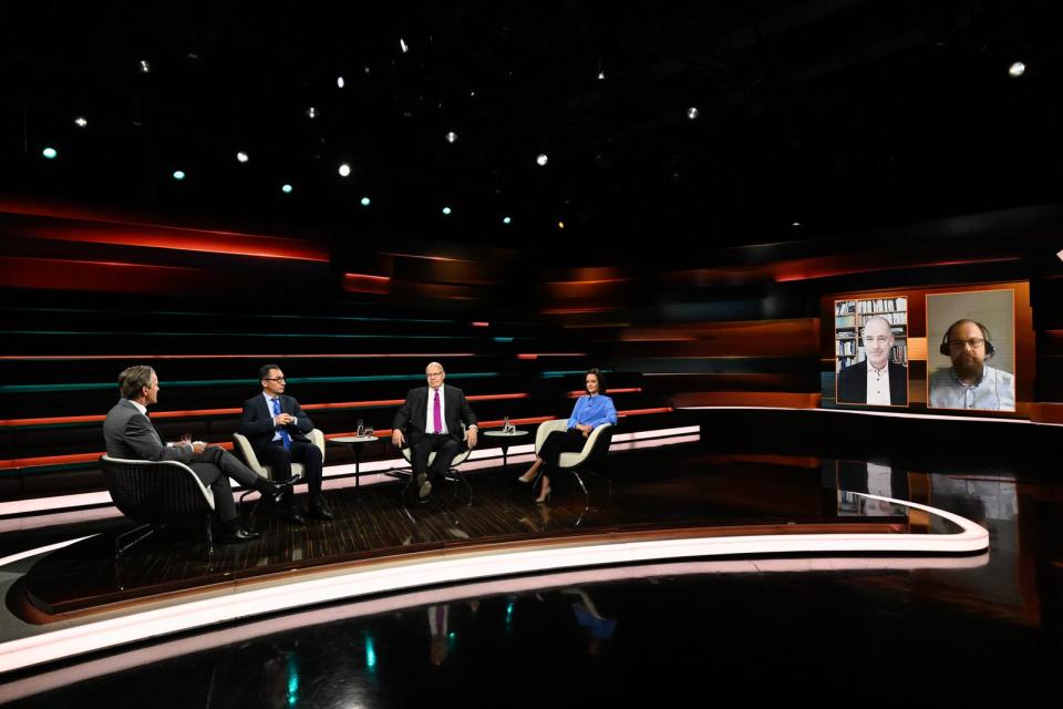 Am Dienstagabend diskutierte Markus Lanz (links) mit (von links) Bundeslandwirtschaftsminister Cem Özdemir, Ex-Wirtschaftsminister Peter Altmaier, "FAZ"-Redakteurin Julia Lähr, Militärexperte Christian Mölling und Bauingenieur Daniel Bachmann. (Bild: ZDF / Markus Hertrich)